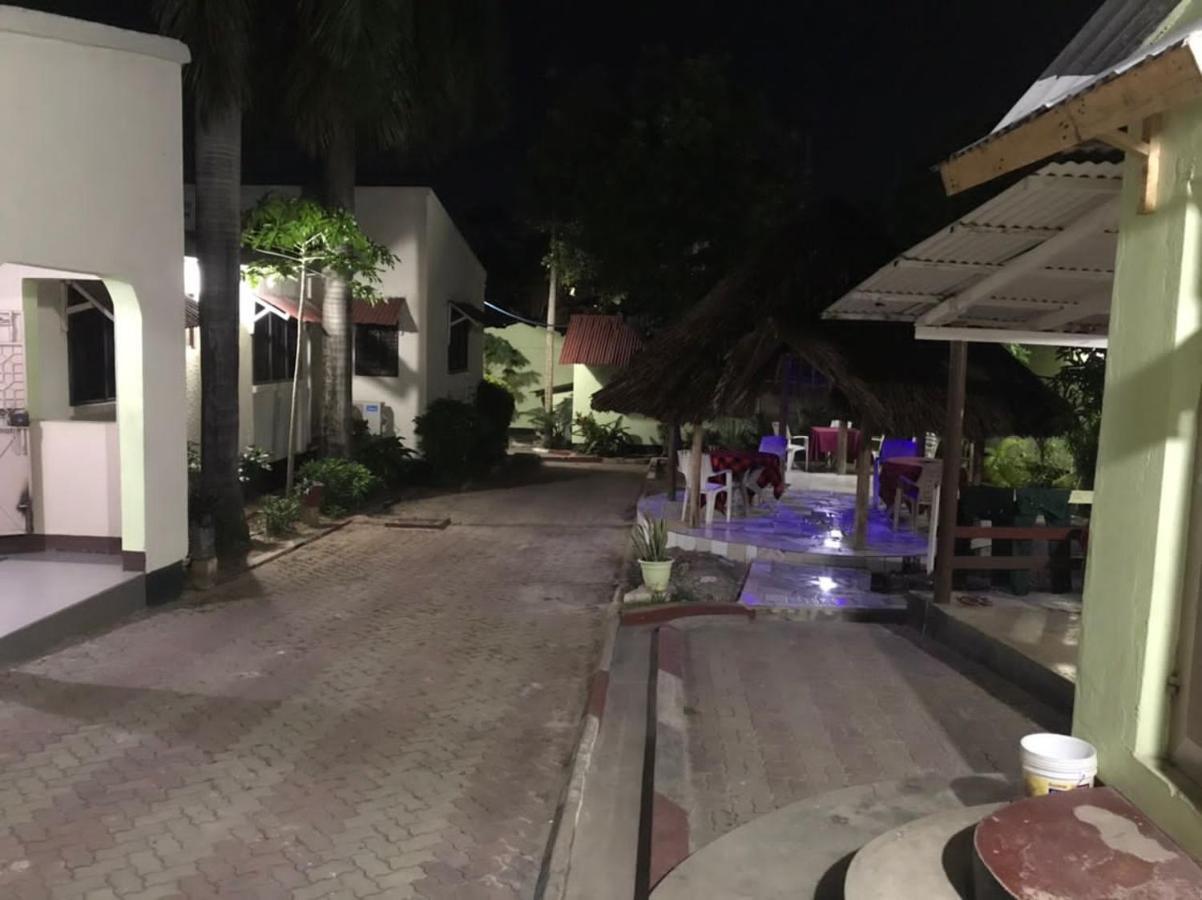 Bed and Breakfast L&J Modern Backpackers Kinondoni Daressalam Exterior foto